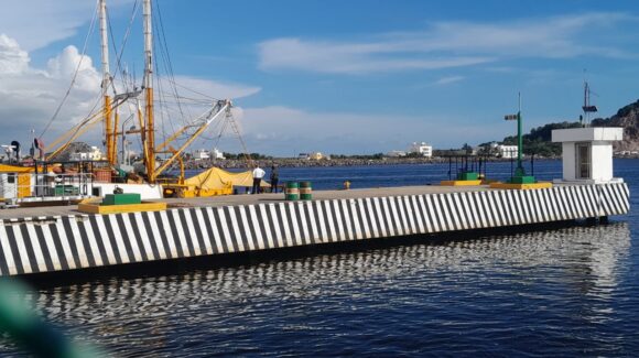 Tragedia en altamar: pescador pierde la vida en barco camaronero; lo trasladan a Mazatlán, Sinaloa
