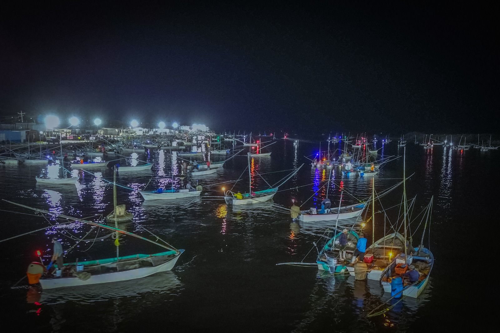 Pescadores se preparan de madrugada para la pesca de camarón