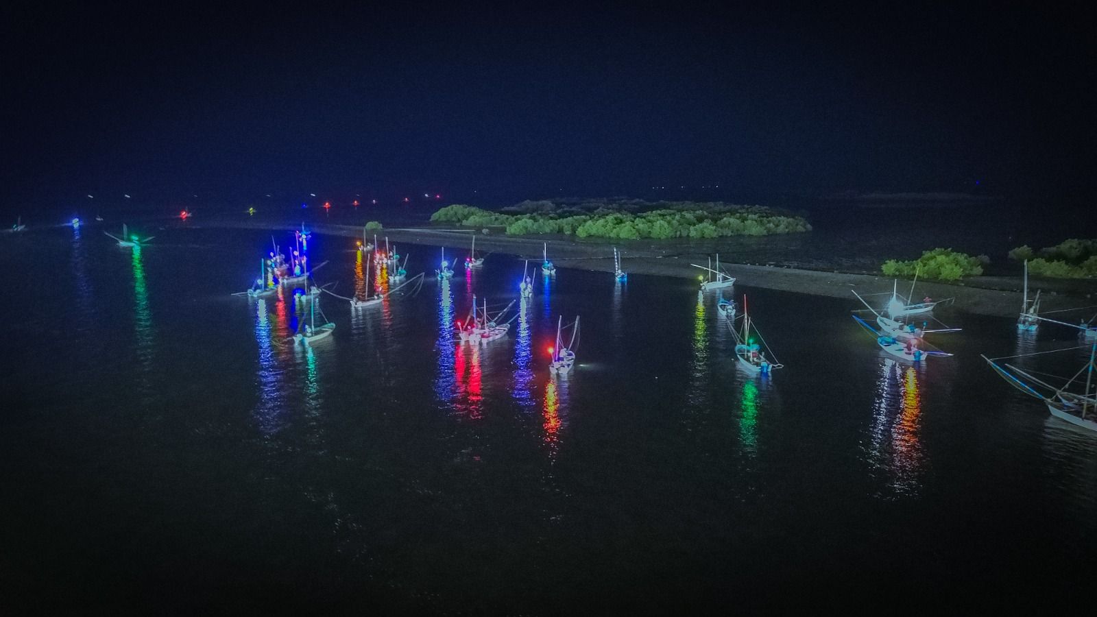 Pescadores se preparan de madrugada para la pesca de camarón