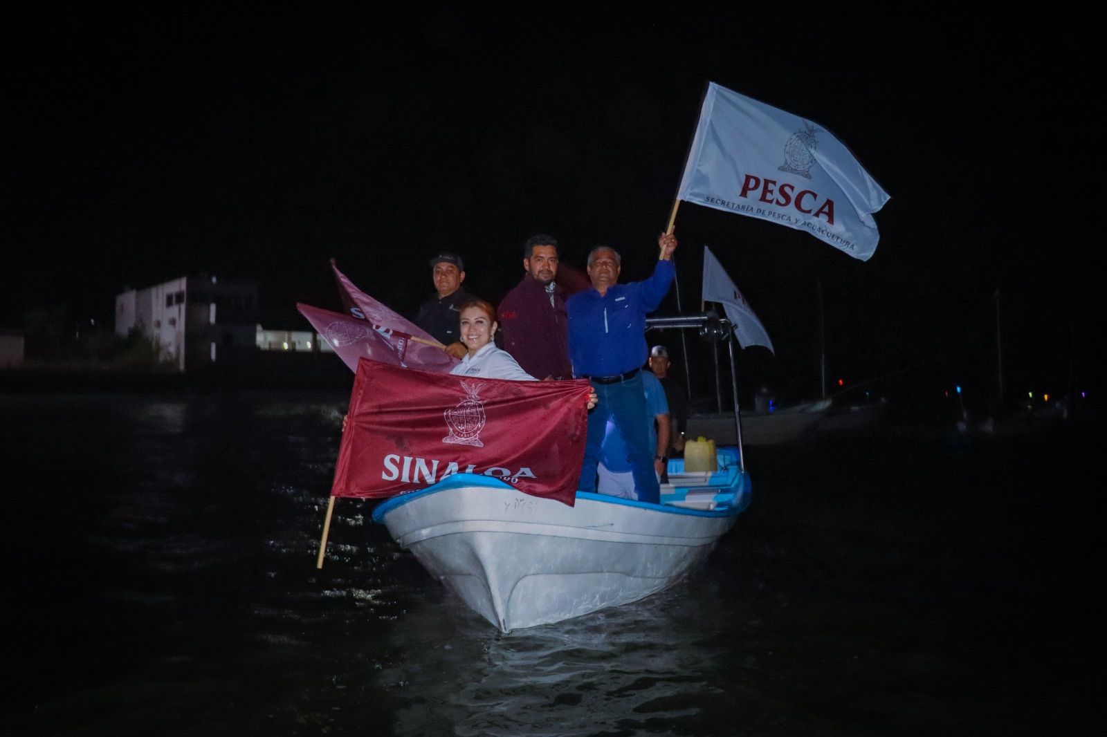 Pescadores se preparan de madrugada para la pesca de camarón