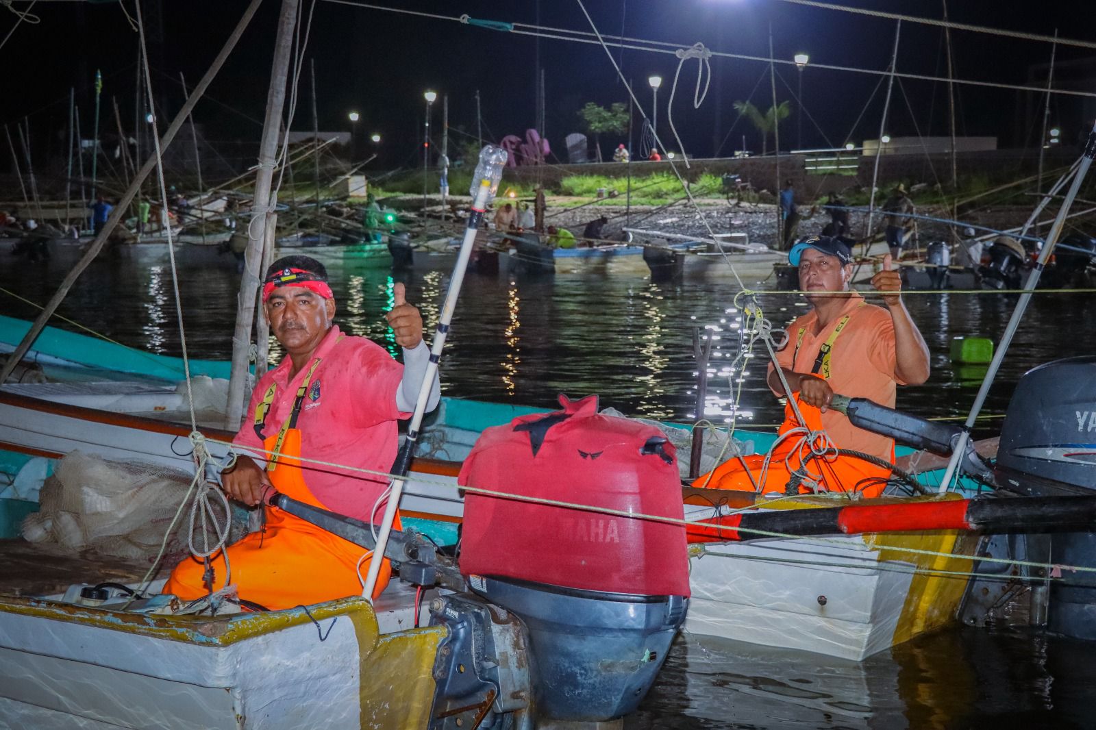 Pescadores se preparan de madrugada para la pesca de camarón