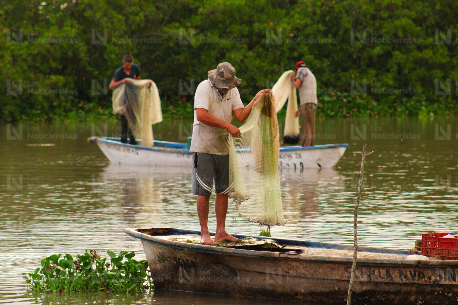 Pescadores de El Ostial en Mazatlán, Sinaloa inicia la zafra camaronera