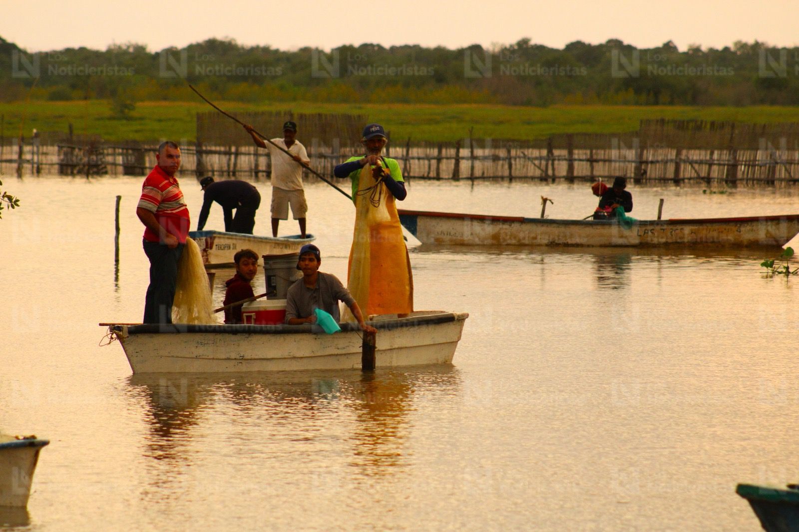 Pescadores de El Ostial en Mazatlán, Sinaloa inicia la zafra camaronera