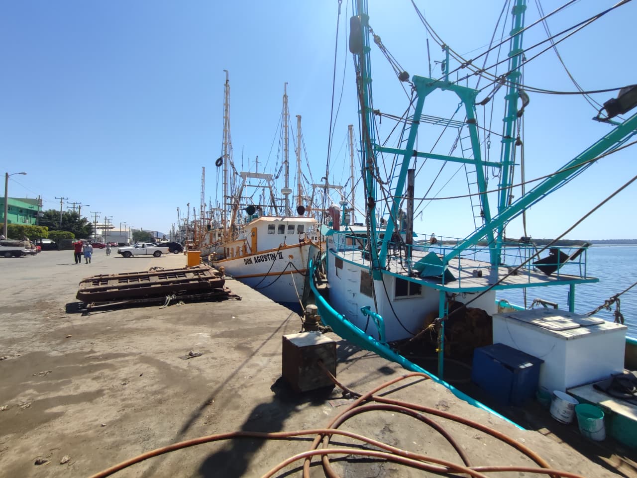 pescadores que soldan en el parque bonfil en mazatlan