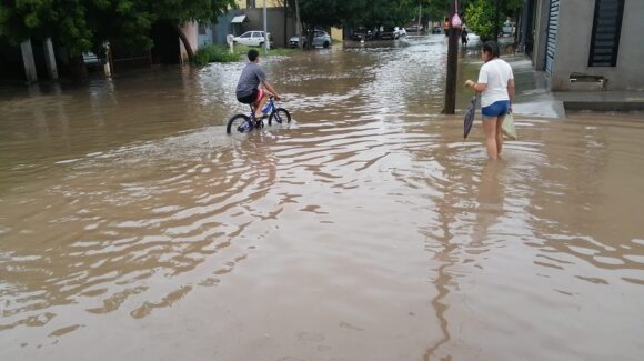 Piden auxilio vecinos de Las Mañanitas, en Los Mochis, tras apagarse cárcamo de bombeo