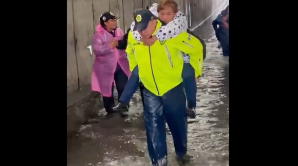 ¡Cargándolos! Rescatan a pasajeros de microbús atrapados por las inundaciones, en CDMX (video viral)