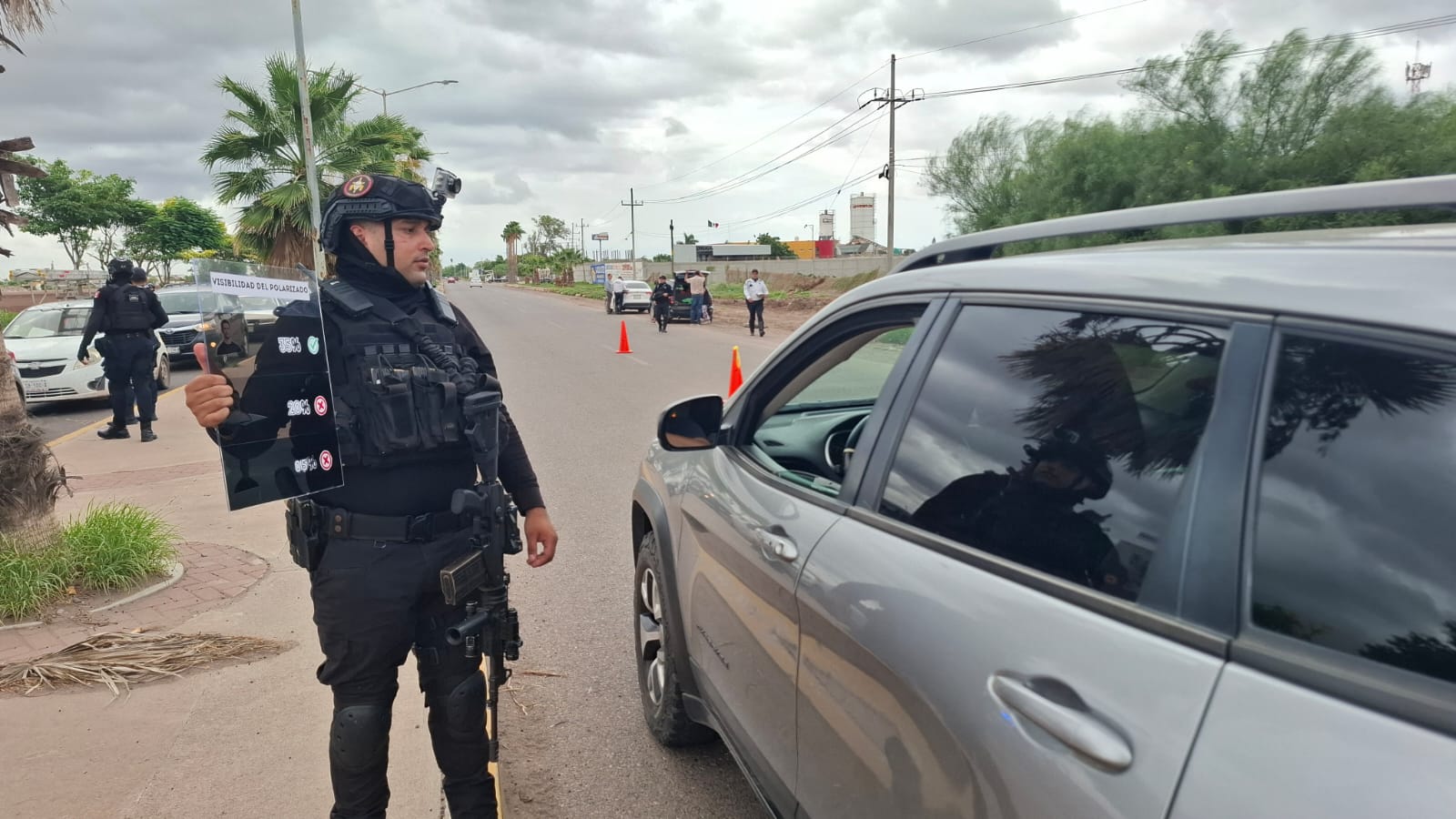 policía municipal de Ahome revisando carros polarizados