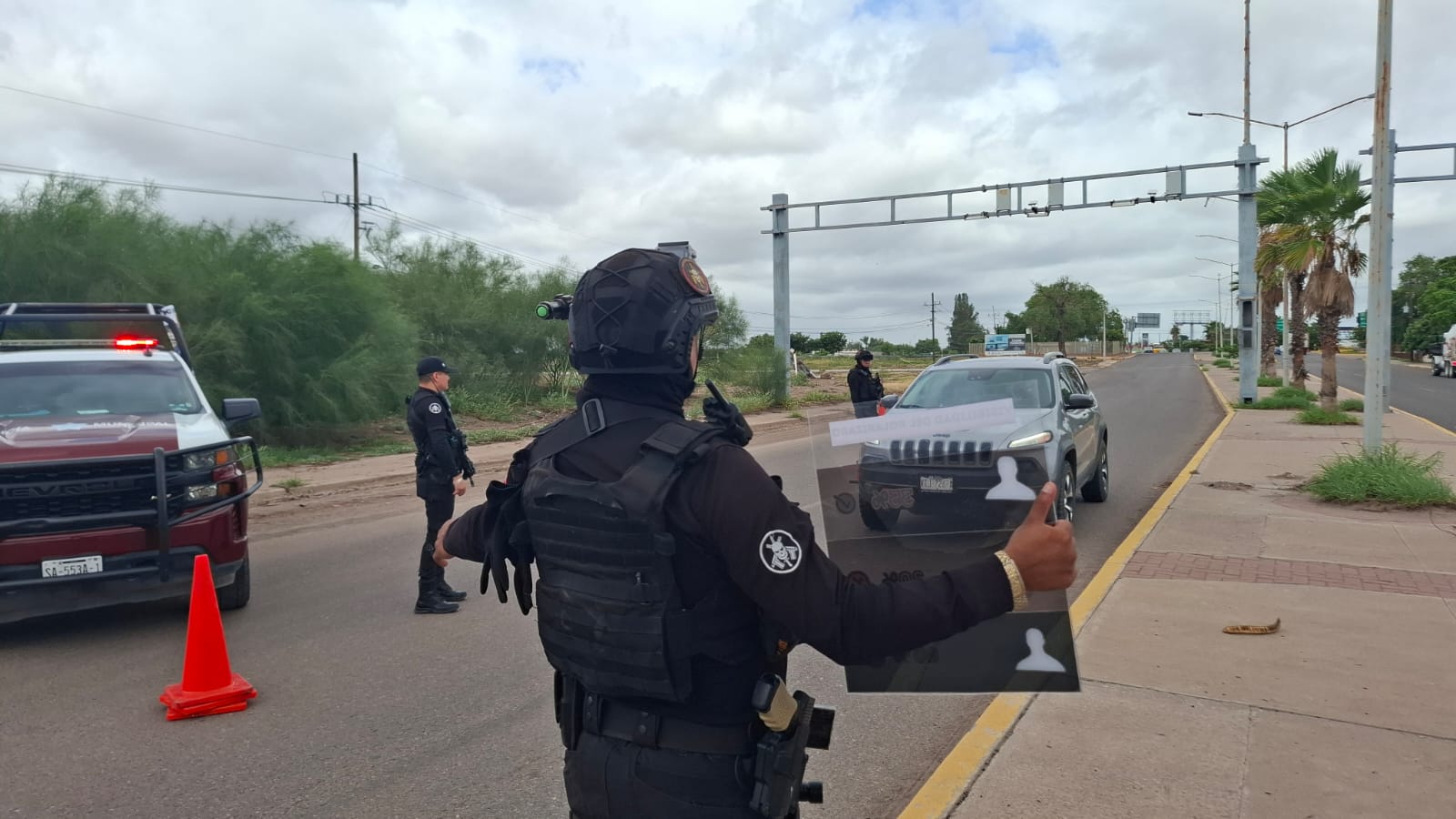 policía municipal de Ahome revisando carros polarizados