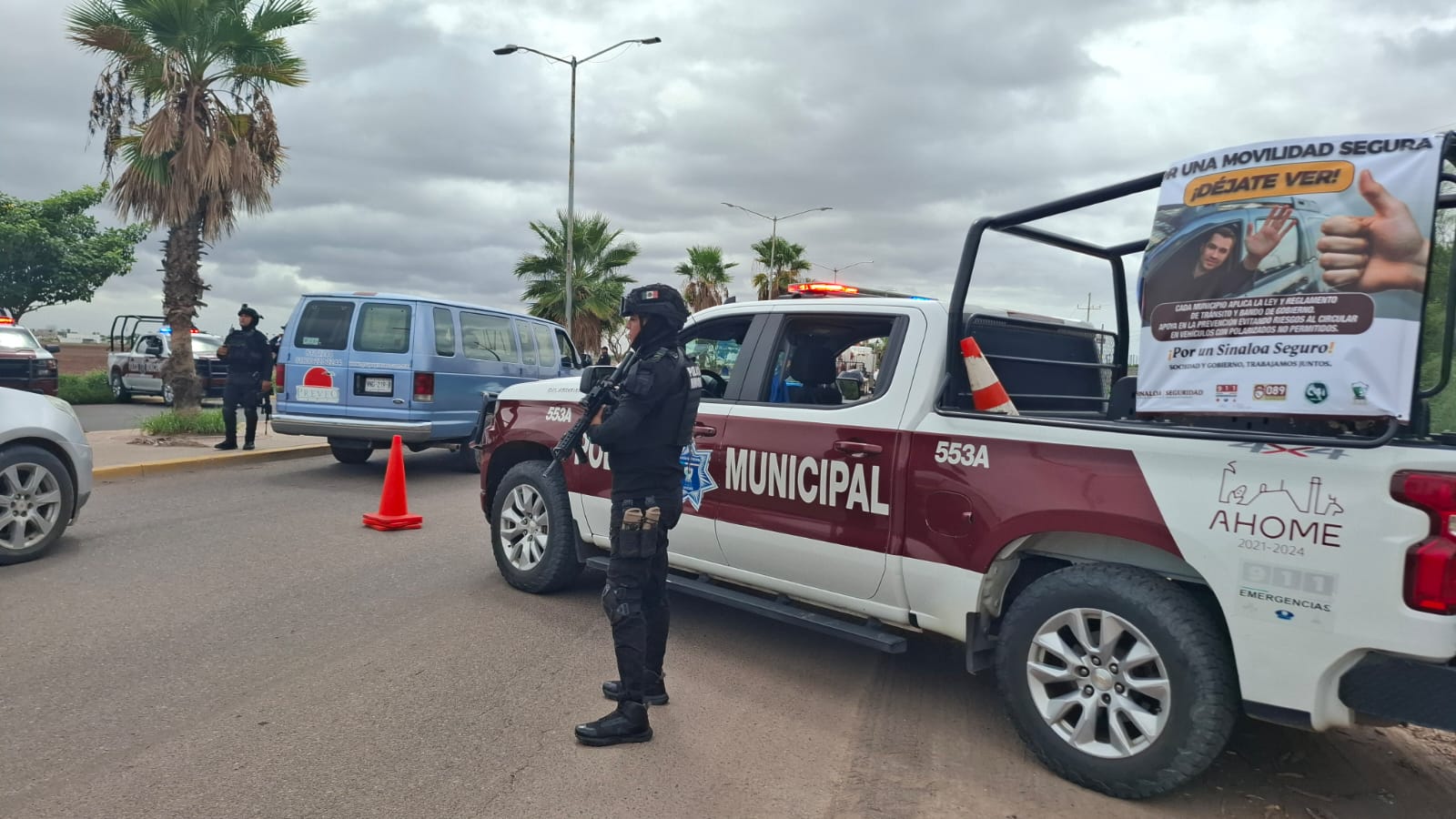 policía municipal de Ahome revisando carros polarizados