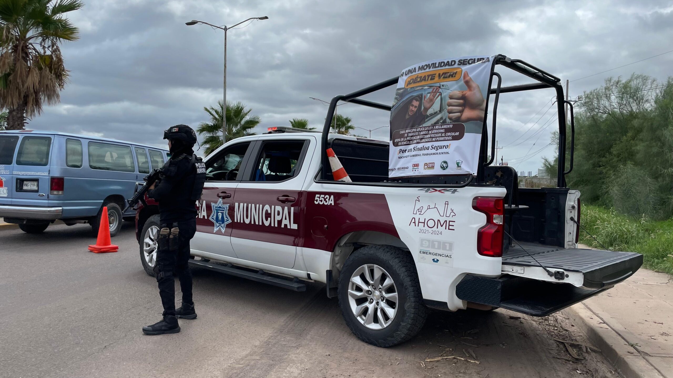 policía municipal de Ahome revisando carros polarizados