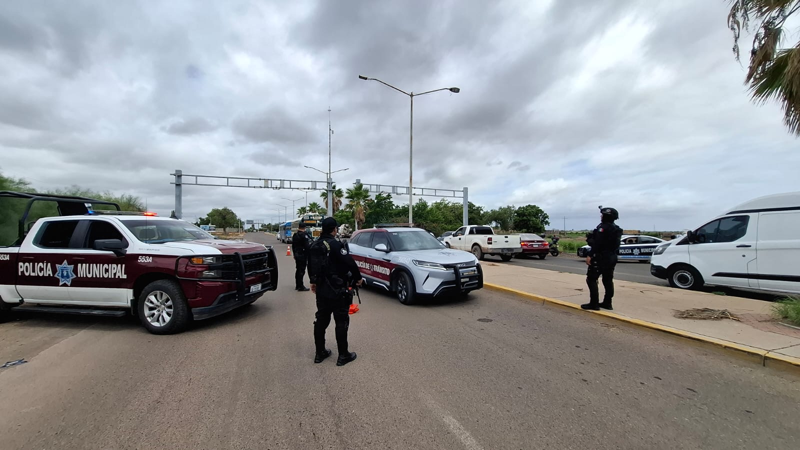 policía municipal de Ahome revisando carros polarizados