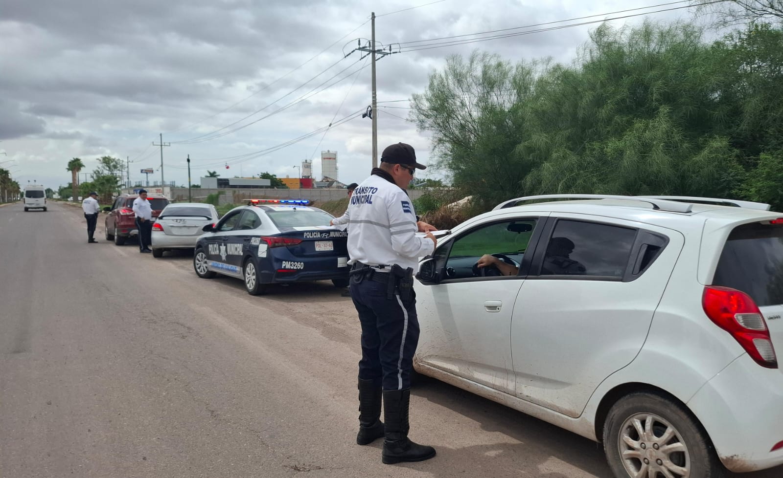 policía municipal de Ahome revisando carros polarizados