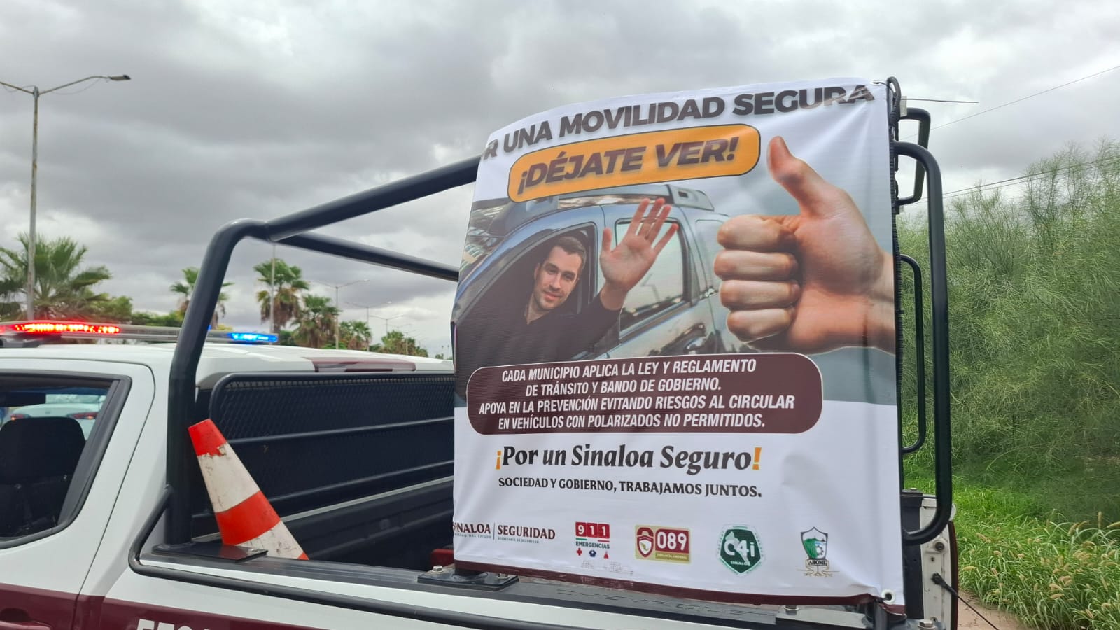 policía municipal de Ahome revisando carros polarizados