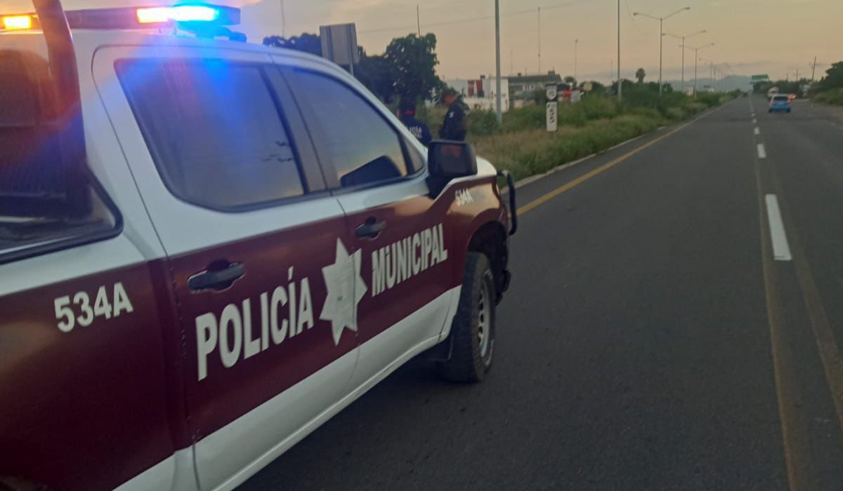 Policía municipal llega al lugar en donde hallaron un hombre sin vida en Valle del Carrizo, Ahome, Sin.