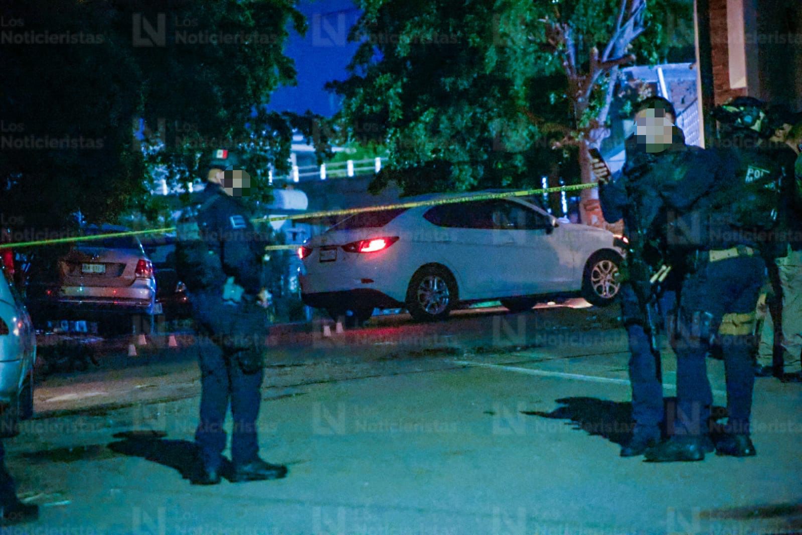 El auto donde viajaba el policía municipal asesinado quedó en medio de la calle