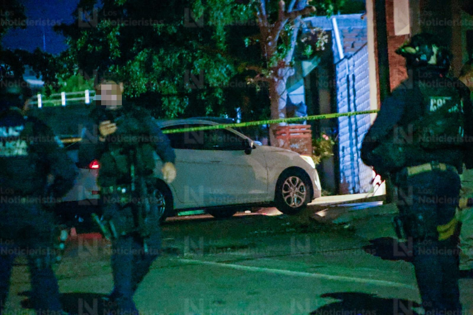 El auto donde viajaba el policía municipal asesinado quedó en medio de la calle