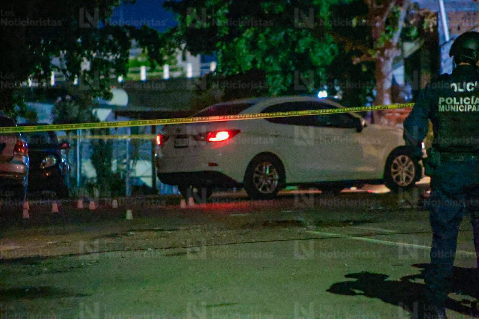 El auto donde viajaba el policía municipal asesinado quedó en medio de la calle