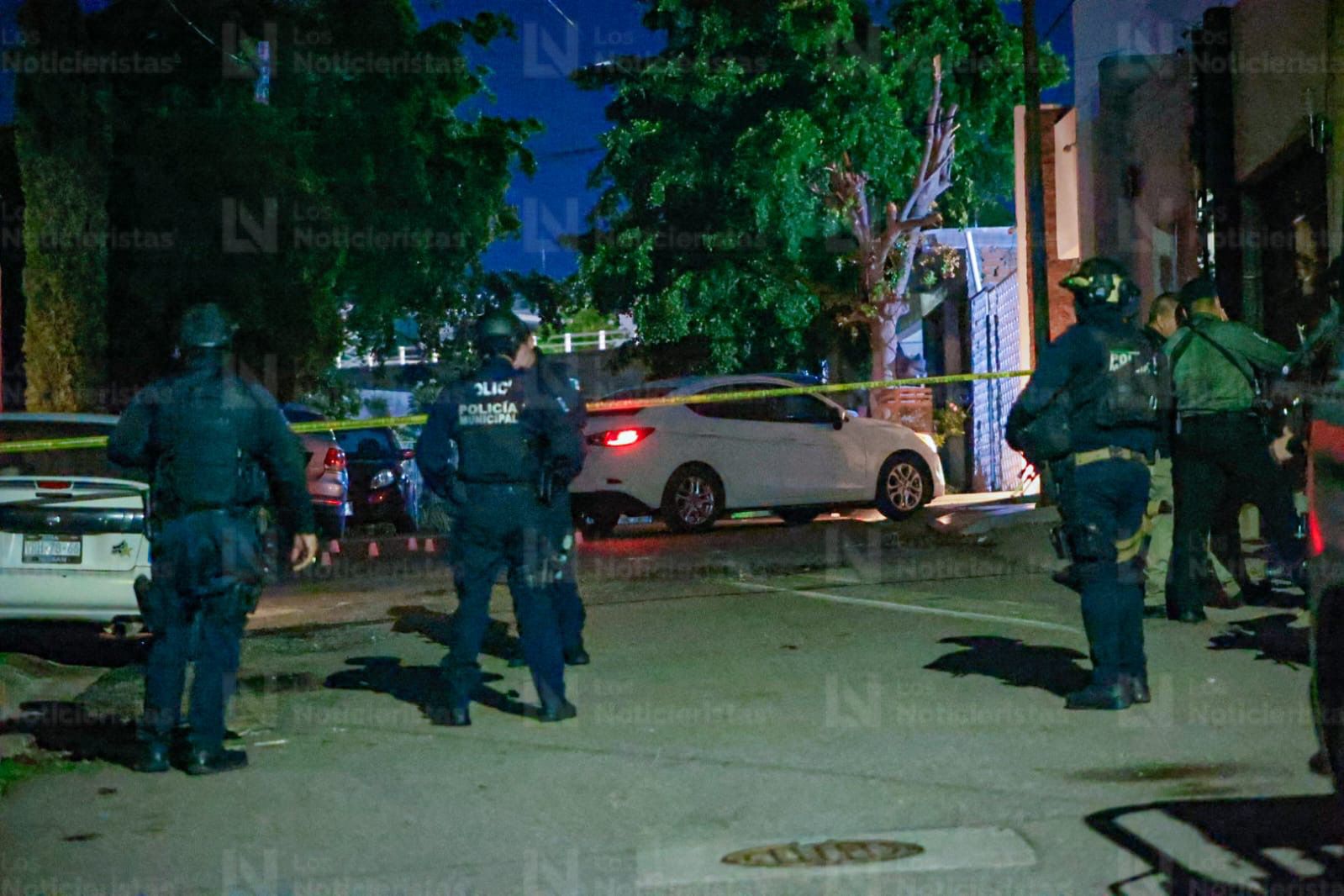 El auto donde viajaba el policía municipal asesinado quedó en medio de la calle