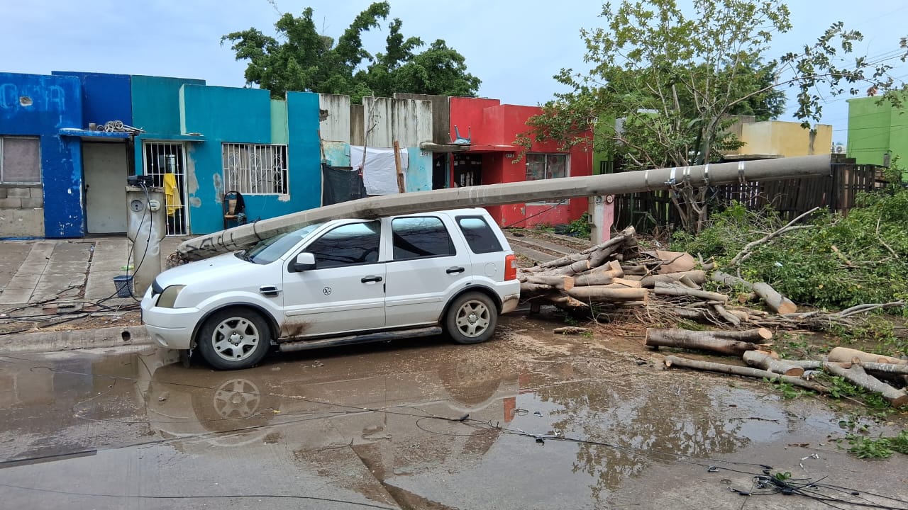 Poste cae enicma de una camioneta en Mazatlán