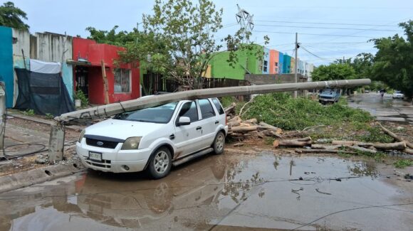 Poste de cemento cae sobre camioneta tras fuertes lluvias y vientos en Mazatlán
