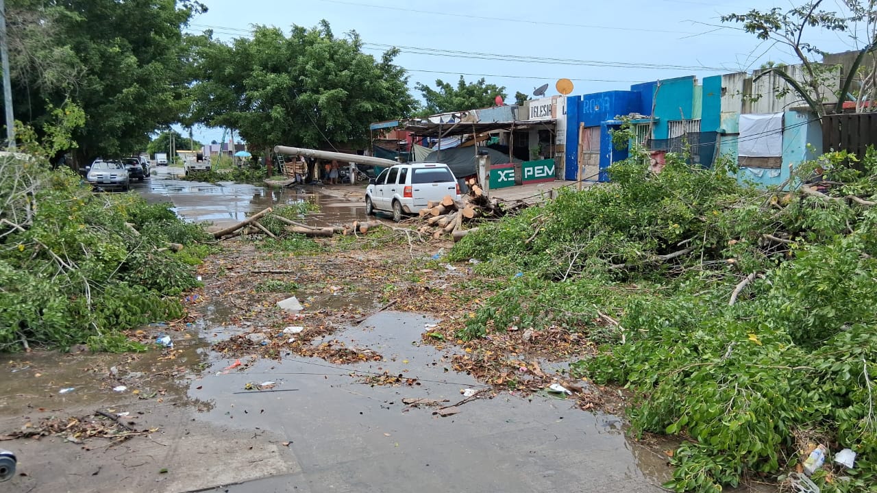 Poste cae enicma de una camioneta en Mazatlán