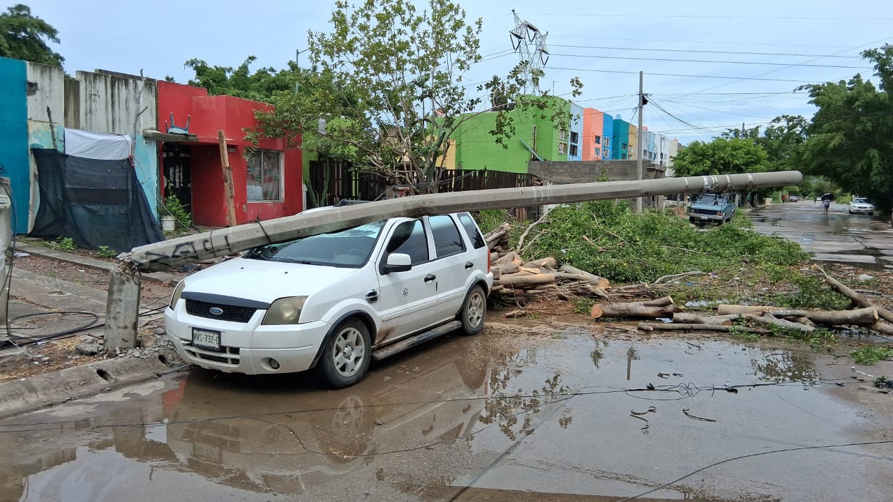 Poste cae enicma de una camioneta en Mazatlán