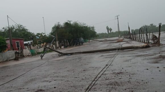 Calles inundadas e intransitables y postes caídos en Higuera de Zaragoza deja la tormenta Lorena
