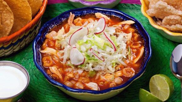 ¡Viva México! Celebra este 15 y 16 de septiembre con un pozole mexicano; esta es la receta