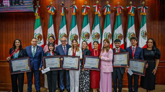 En sesión solemne en el Congreso de Sinaloa entregan el Premio al Mérito Juvenil 2025 a seis jóvenes