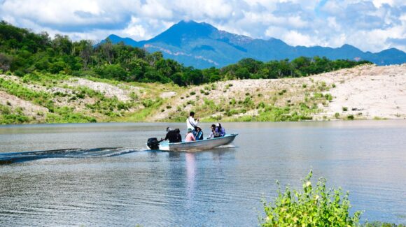 Pescadores de la presa Huites, en Choix, Sinaloa, se alistan para iniciar capturas en octubre próximo; hay ilusión y esperanza en sus labores