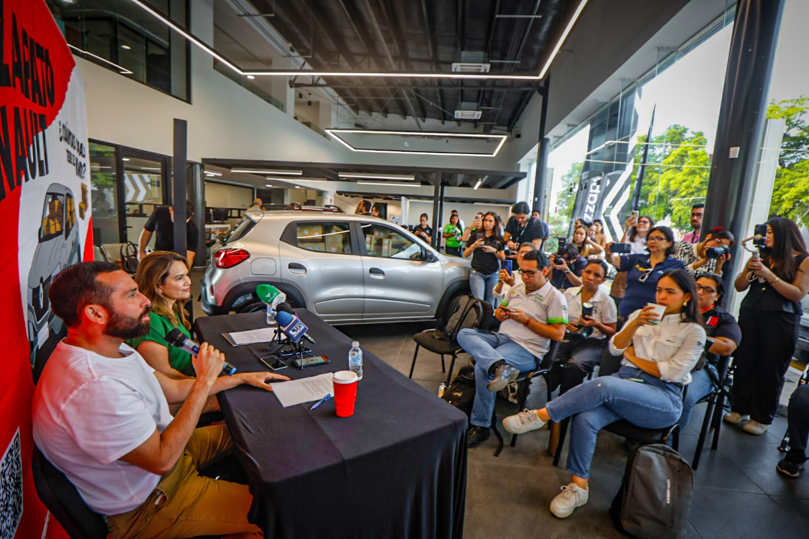 presentacion del sorteo del auto renault en coordinacion con calzzapato