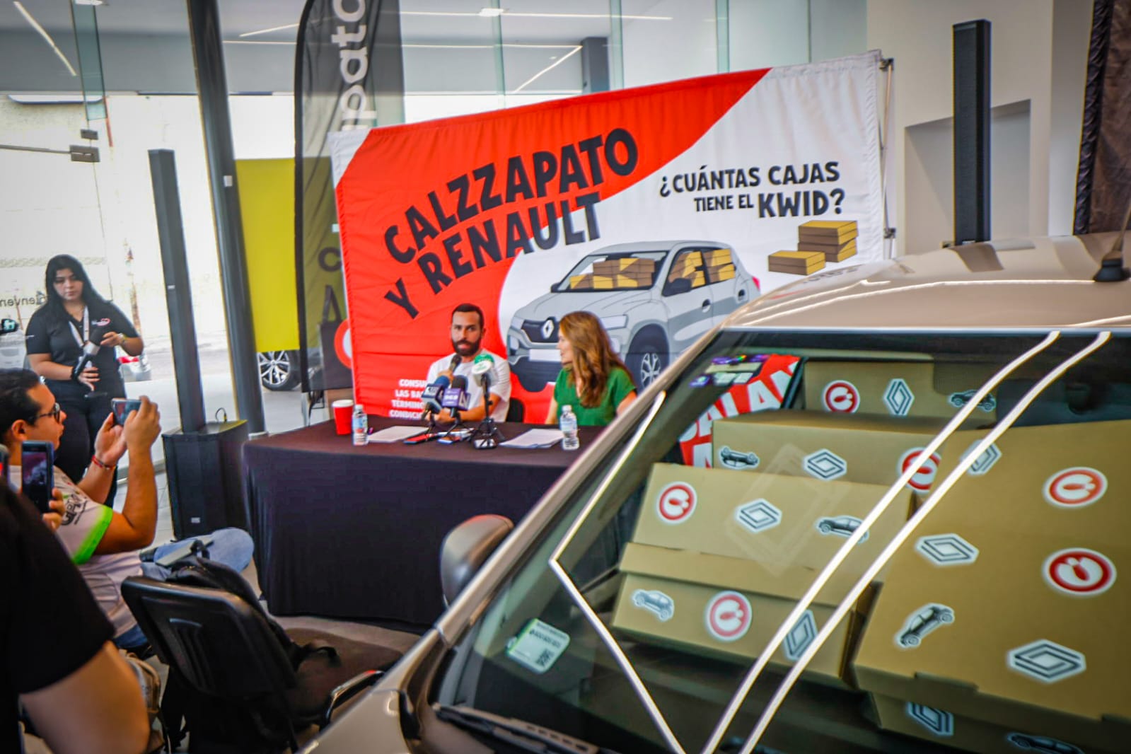 presentacion del sorteo del auto renault en coordinacion con calzzapato