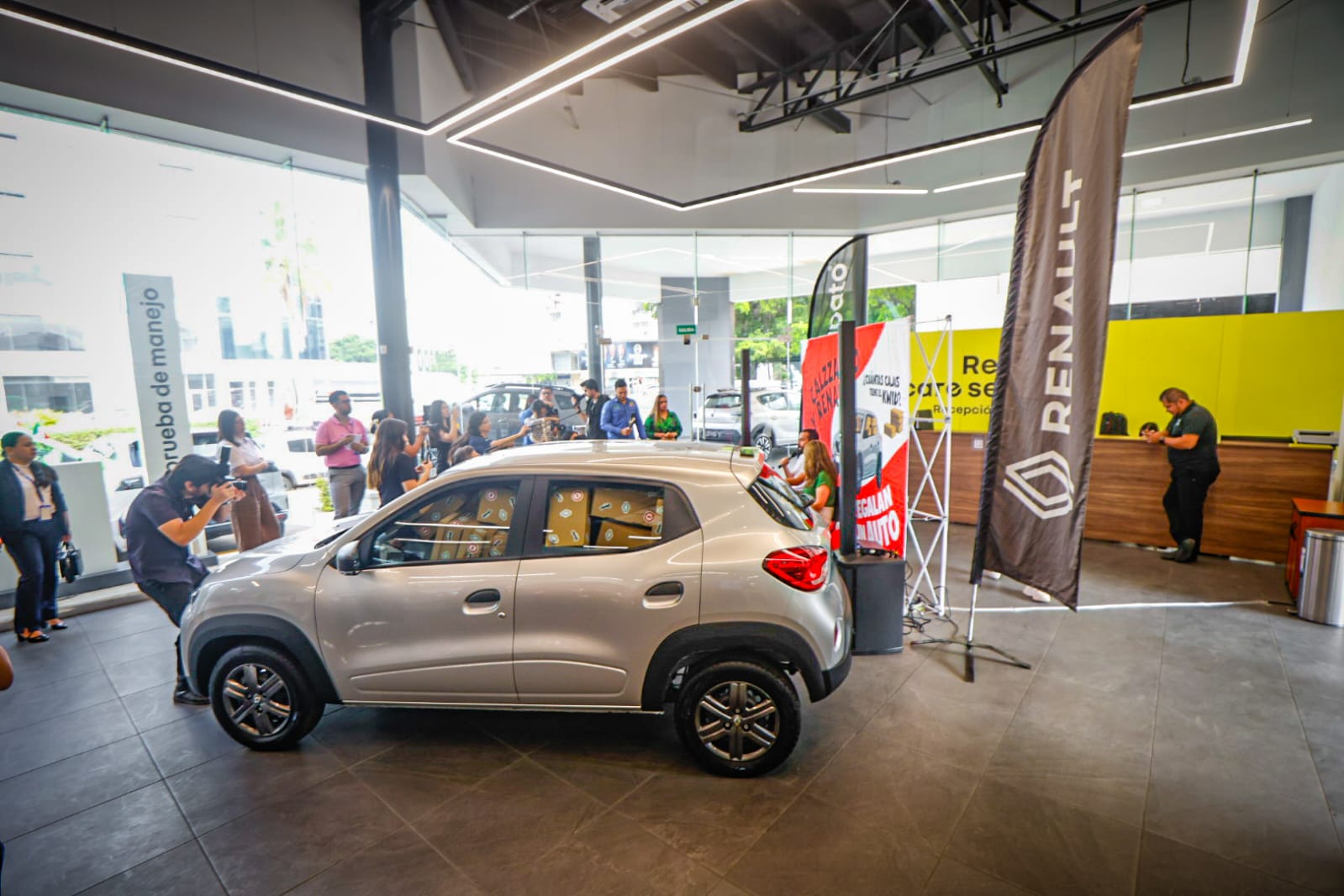 presentacion del sorteo del auto renault en coordinacion con calzzapato