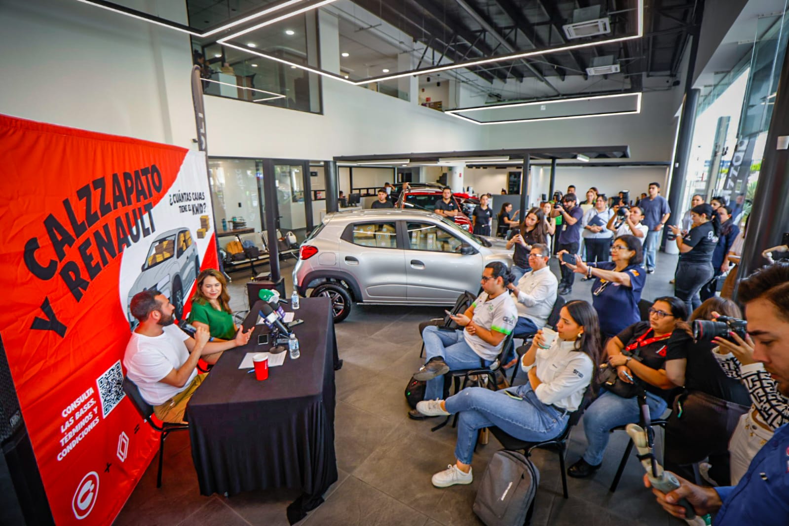 presentacion del sorteo del auto renault en coordinacion con calzzapato