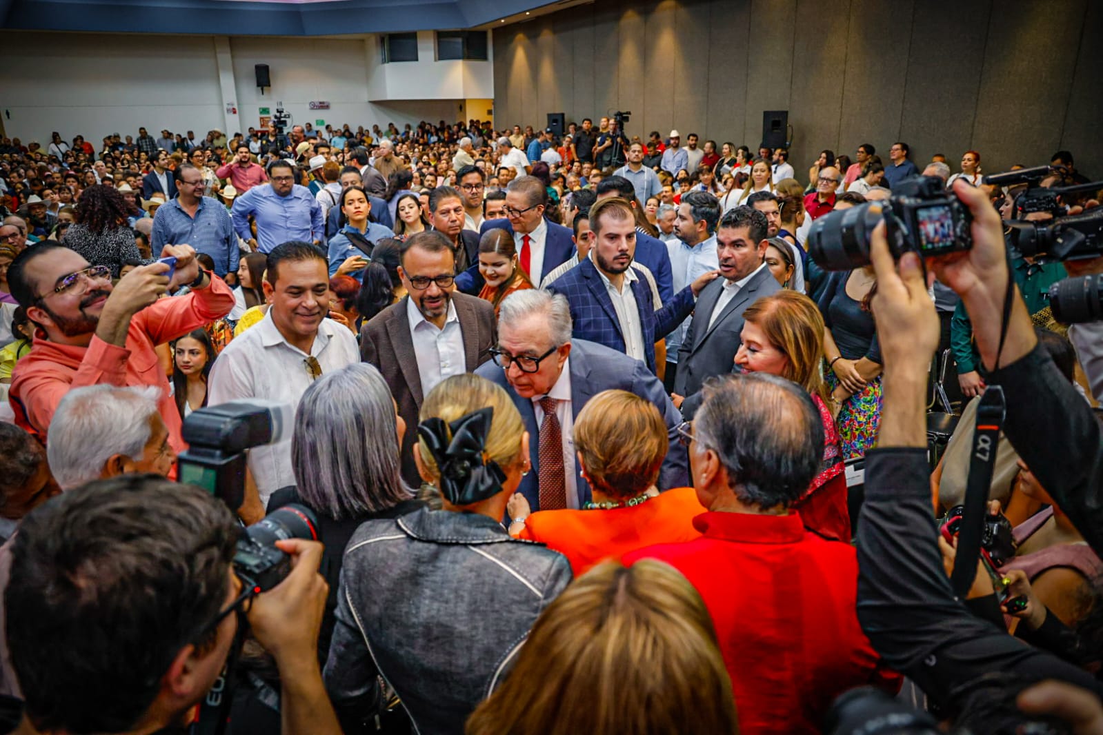 primer informe legislativo grupo parlamentario de morena evento gober