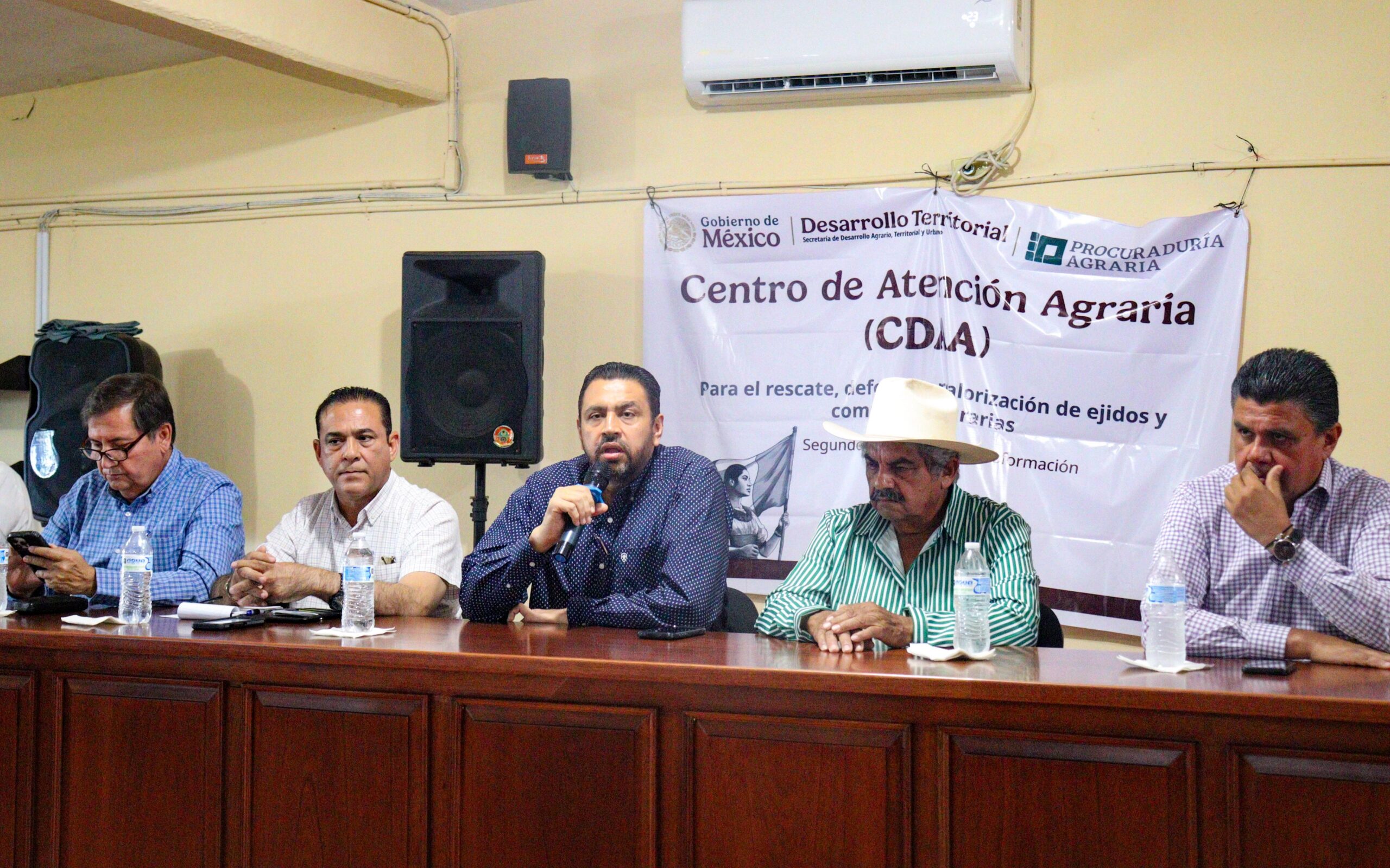 Ismael Bello con productores de Navolato