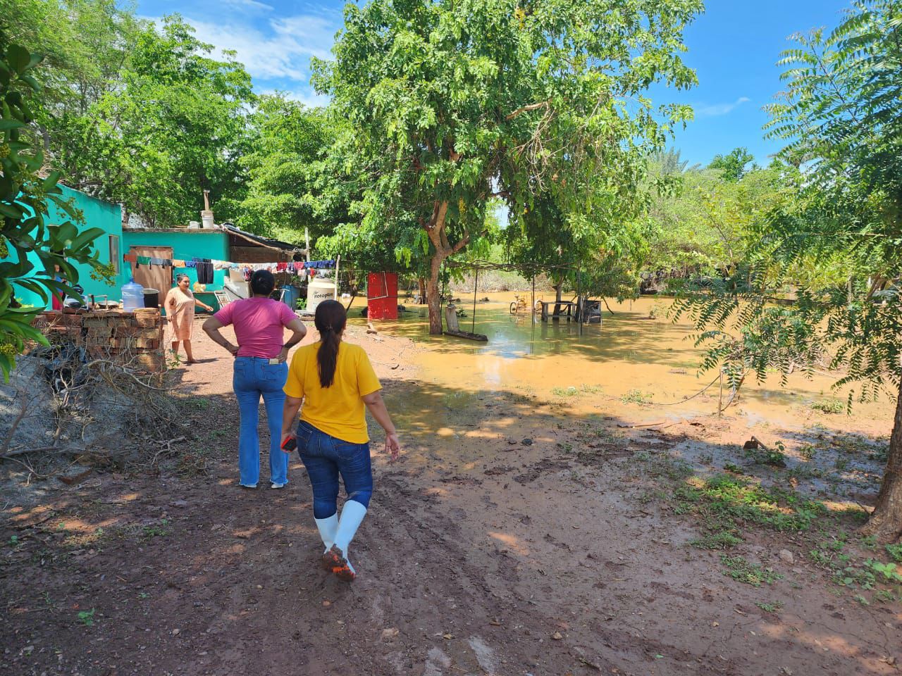 Elementos de protección civil en servicio