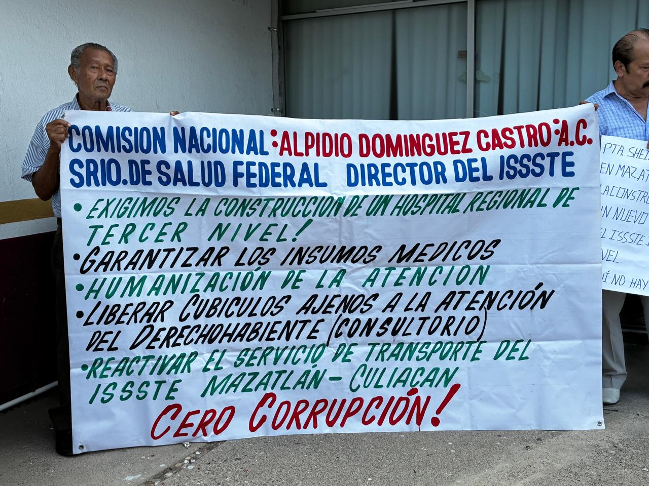 Protesta de derechohabientes del ISSSTE en Mazatlán, Sinaloa