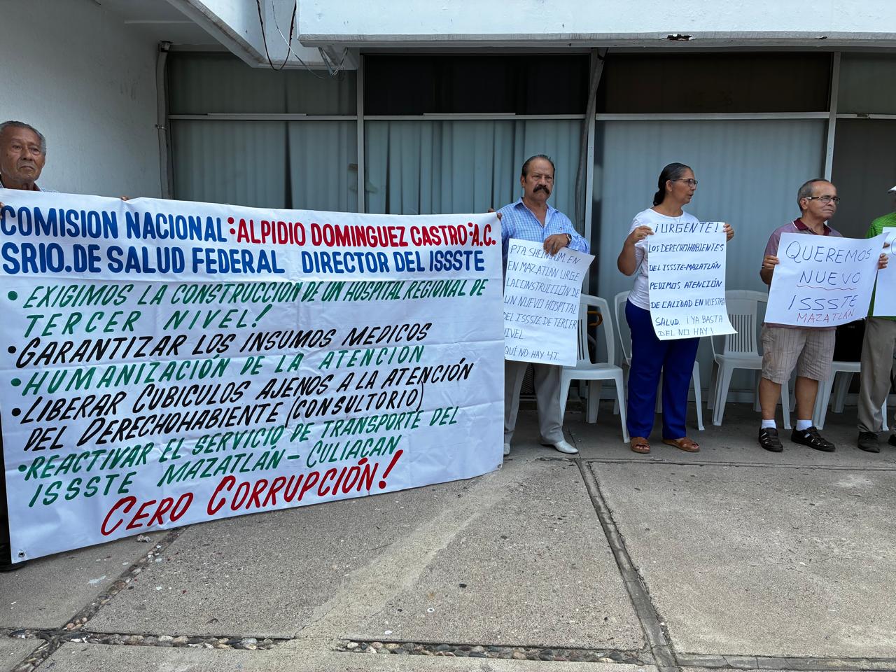 Protesta de derechohabientes del ISSSTE en Mazatlán, Sinaloa