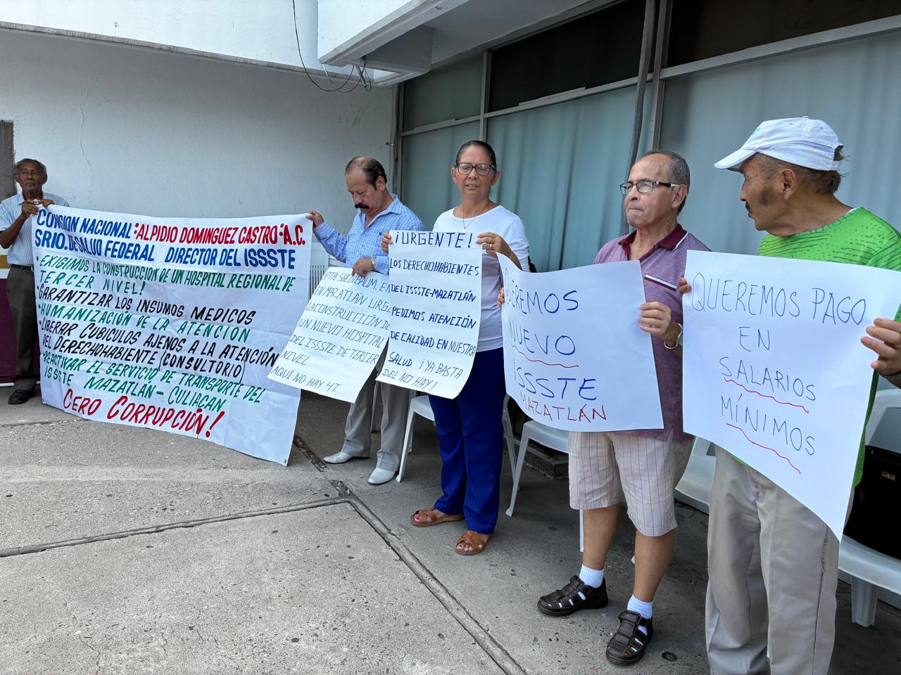 Protesta de derechohabientes del ISSSTE en Mazatlán, Sinaloa