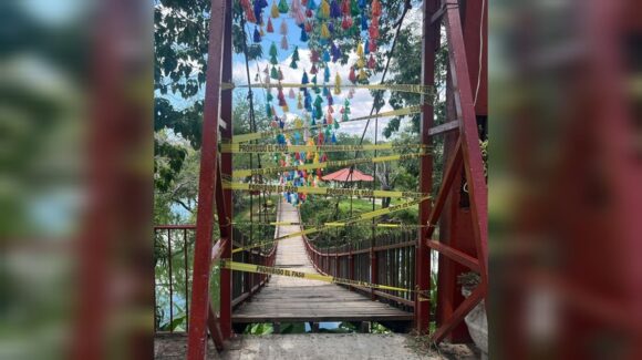¡Cerrado temporalmente atractivo rosarense! El puente colgante de la Laguna del Iguanero está en reparaciones en Rosario, Sinaloa