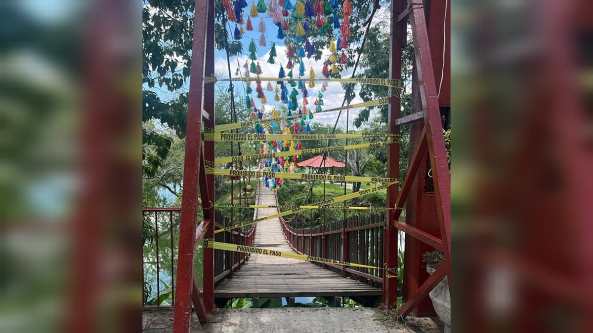Puente colgante sobre la Laguna del Iguanero, en Rosario, Sinaloa