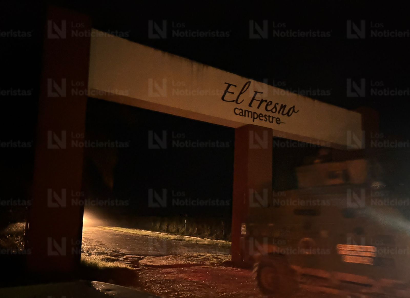 Militares resguardan el hipódromo El Fresno, en Navolato, luego de la quema de una palapa