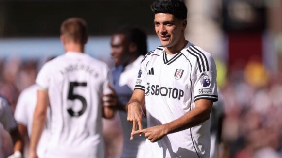 Raúl Jiménez anota histórico gol con el Fulham pero sale con aparente lesión