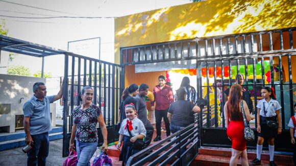 Poco a poco incrementa presencialidad en escuelas de Sinaloa: Rocha; este lunes están al 86%