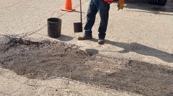 “Que no haya accidentes por socavones o baches”: Rocha instruye rehabilitación de carreteras de Sinaloa para Semana Santa