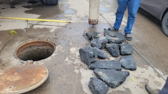 ¡Había piedras, blocks y hasta una tapa de alcantarilla! intervienen de emergencia drenaje en Hacienda del Seminario de Mazatlán