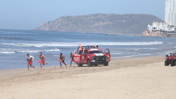 ¡Heroica acción en Mazatlán, Sinaloa! Este lunes, salvavidas rescatan a cinco personas del mar en dos operativos