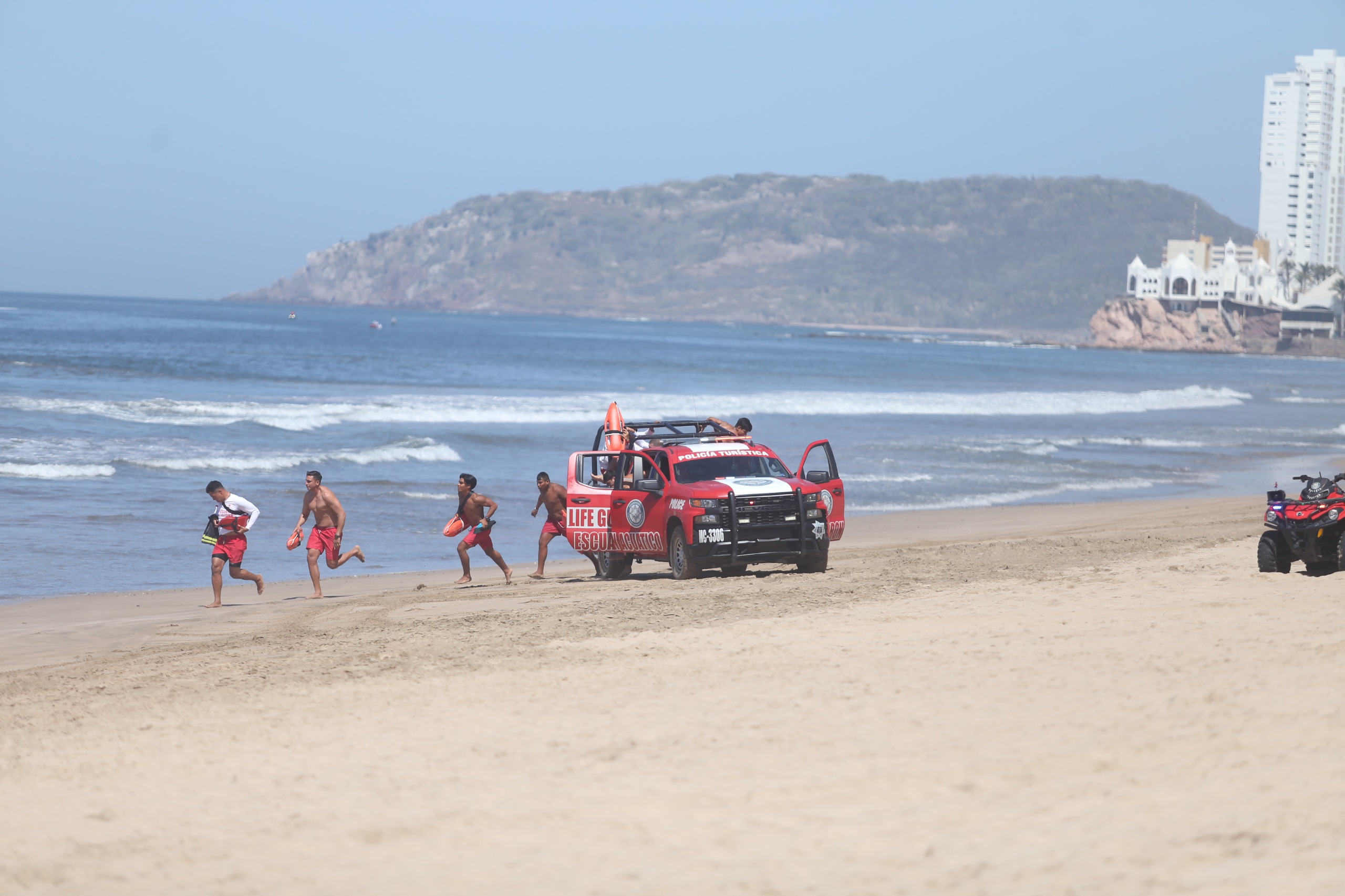 Rescatan a bañistas en Mazatlán, Sinaloa