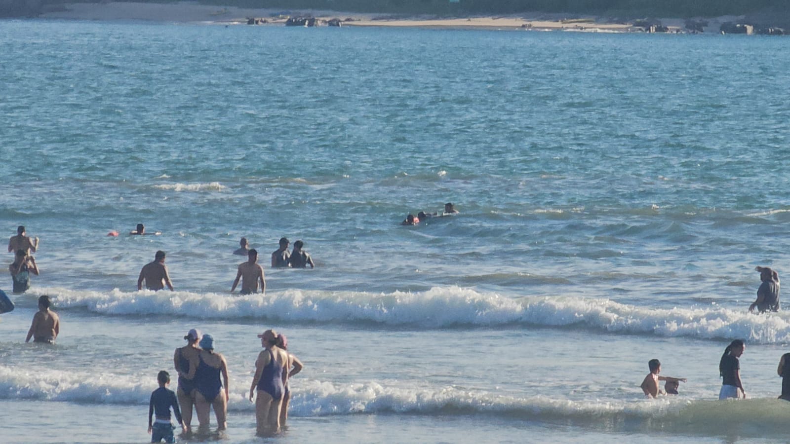 Rescatan a bañistas de playas de Mazatlán, Sinaloa